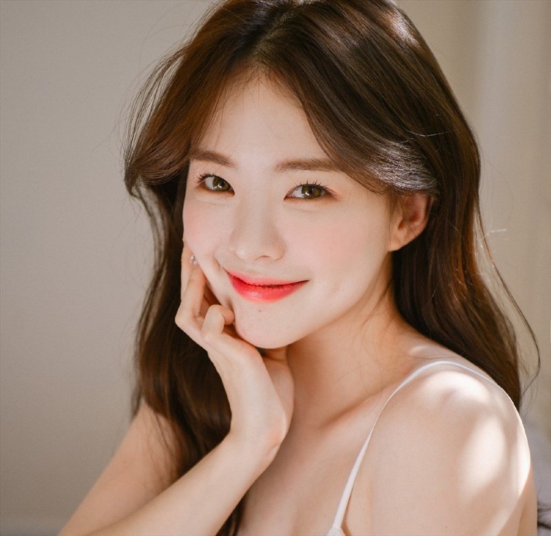 Bạn nên sử dụng các tone màu tươi sáng khi makeup cô dâu