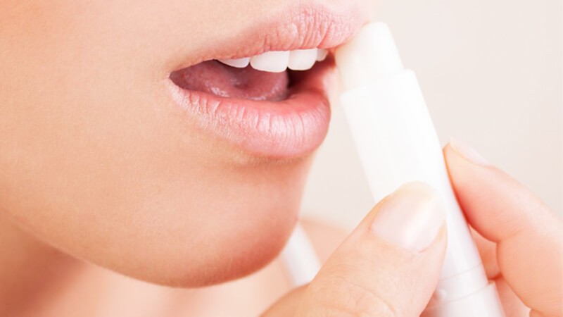 Son môi chứa chì không chỉ khiến môi bị sạm mà còn gây đau đầu, mất ngủ,...