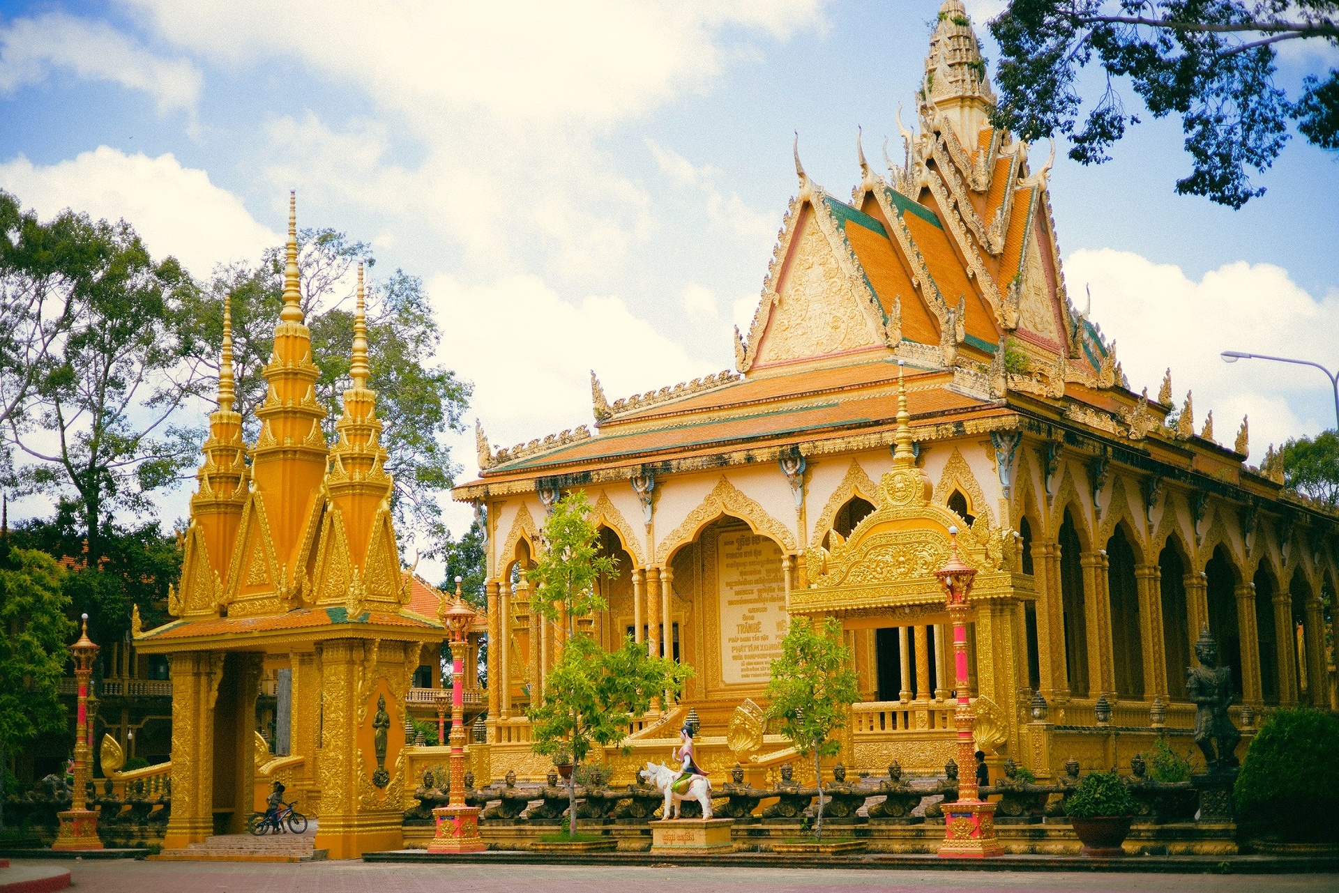 chùa Vàm Ray - Trà Vinh - Một trong các bối cảnh trong MV Của Phương Mỹ Chi - Ảnh: Zing