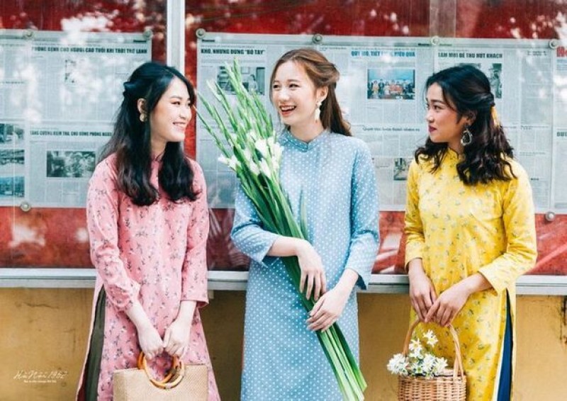 Chụp ảnh áo dài nhóm (Nguồn: Internet)