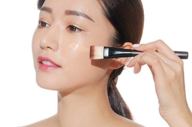 Dùng kem lót giúp da mụn mềm mịn, căng bóng hơn