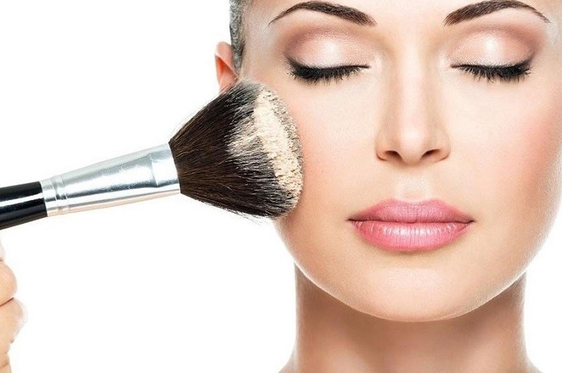Dùng phấn phủ tạo nên lớp nền hoàn hảo cho da mụn