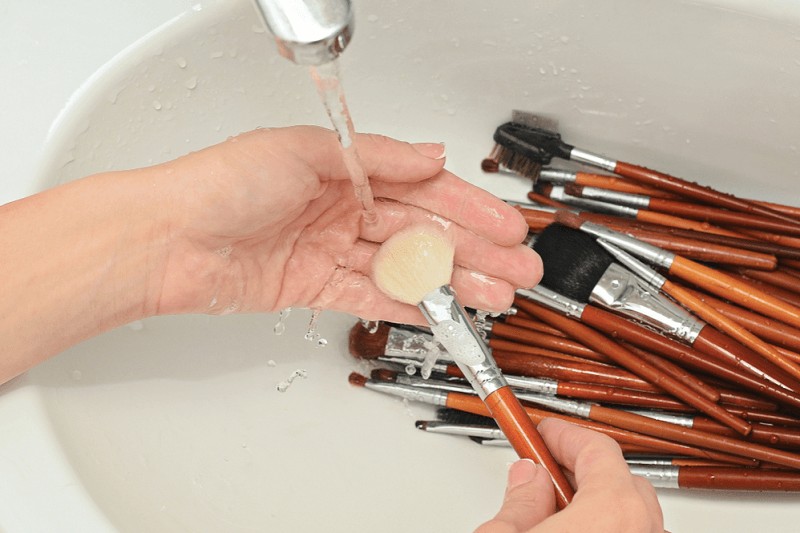 Làm sạch dụng cụ trang điểm đảm bảo an toàn khi trang điểm cho da mụn