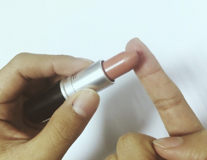 Thử son trước trên đầu ngón tay sẽ chính xác hơn trên cổ hoặc da tay