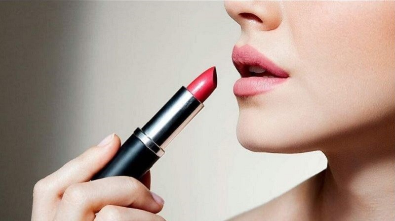 Bạn có thể thử son trực tiếp trên môi, nhớ xịt khuẩn đầu son trước khi thử