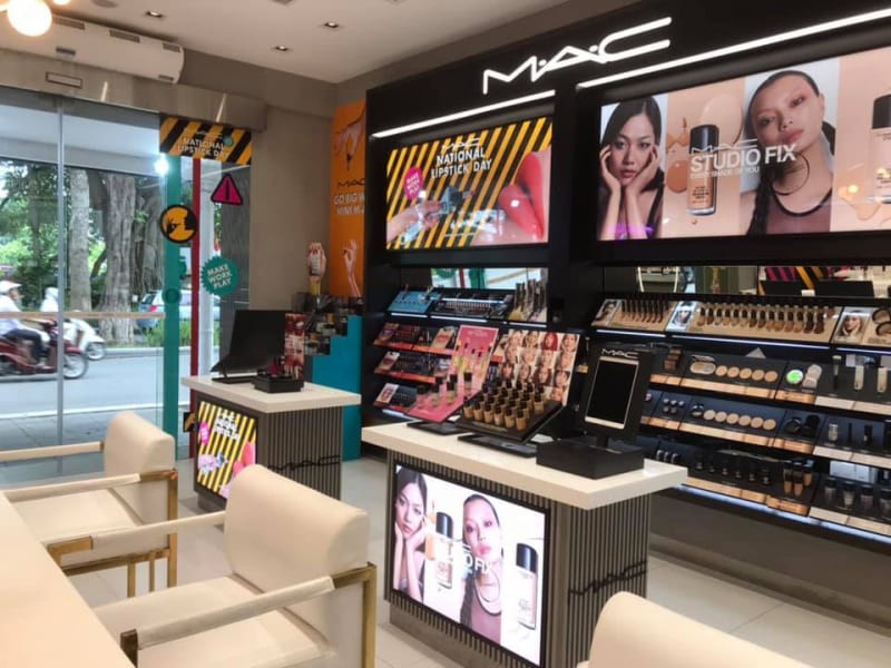 Chọn mua son ở những cửa hàng mà không gian có nhiều ánh sáng tự nhiên