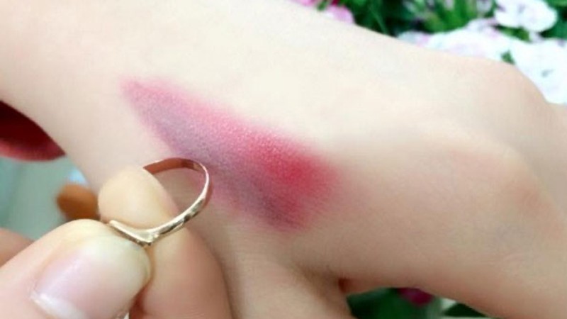 Nhớ kiểm tra thành phần của son trước khi mua