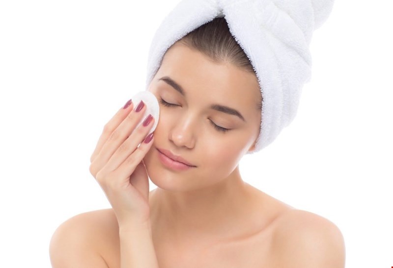 Sau khi đắp mặt nạ bạn nên làm dịu da bằng  nước hoa hồng
