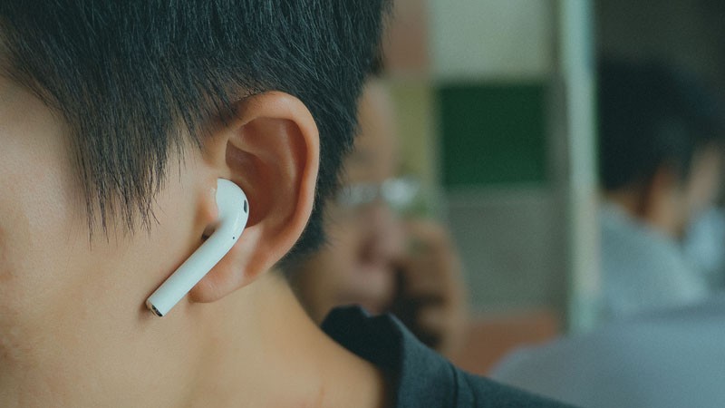 Nhét tai nghe vào sâu trong tai