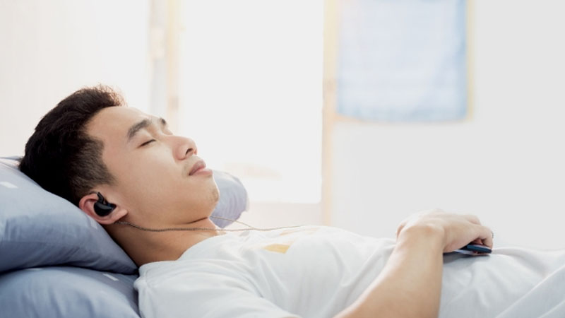 Điểm Danh 5 Thói Quen Gây Hại Sức Khỏe Khi Đeo Tai Nghe Thường Xuyên