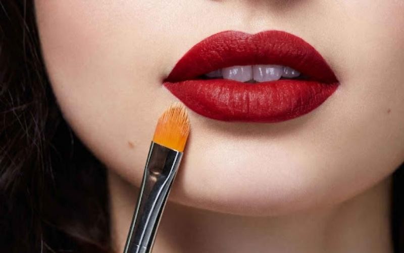 Màu đỏ quyến rũ cũng là lựa chọn hoàn hảo với phong cách này