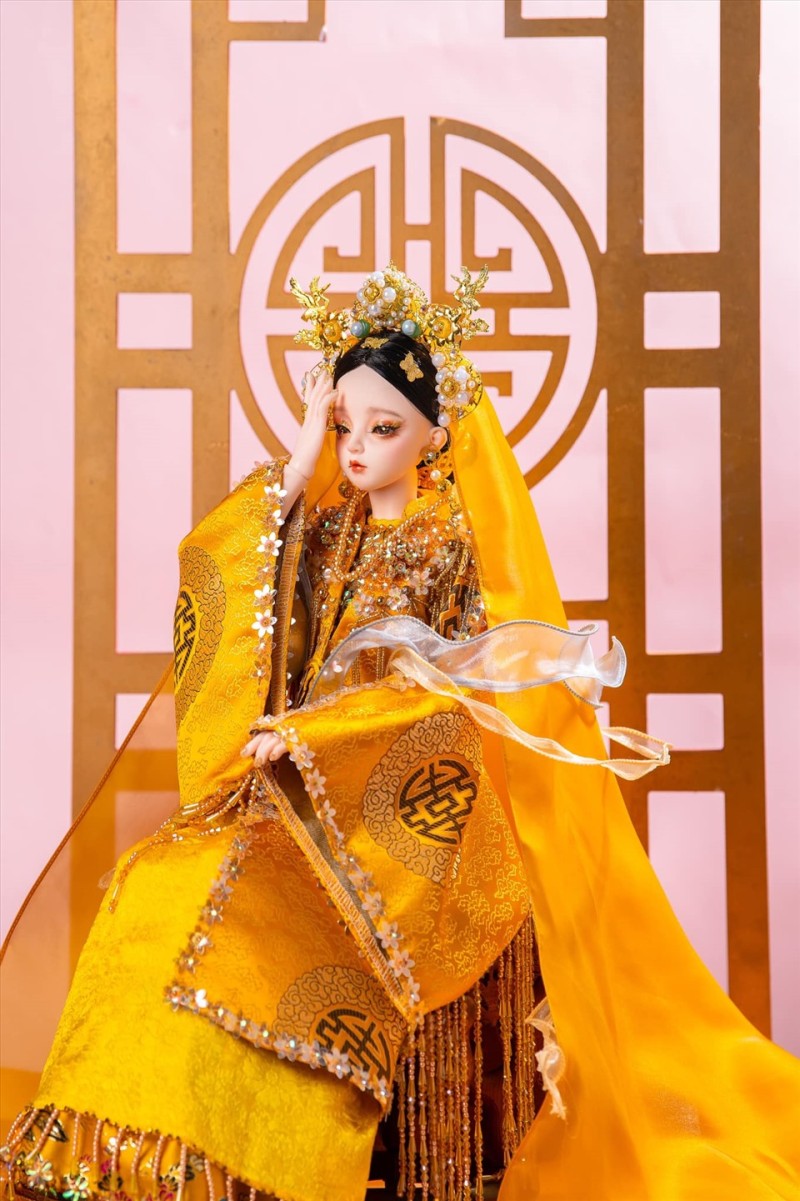 Nói về những khó khăn khi trang điểm và tạo nên các giá đồng, Vân Anh chia sẻ khó khăn lớn nhất và phải tạo nên gương mặt và đôi mắt có thần, thông thường thì mất khoảng 2 ngày để trang điểm cho 1 búp họa. Mỗi một búp họa – giá đồng cao khoảng 60 cm và mỗi một công đoạn làm nên tác phẩm điều đòi hỏi những kỹ thuật khá công phu, từ việc vẽ mặt, trang điểm, trang sức, phụ kiện, giày, và trang phục cũng có những quy định rất riêng biệt.