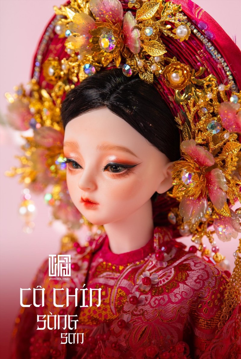 Mỗi bộ trang phục được dùng cho một giá đồng, thể hiện đặc trưng của từng vị thánh trong đạo Mẫu và còn là hình tượng văn hóa được đúc kết từ nhiều thế hệ người Việt. Ví dụ trang phục của Mẫu Đệ Tam có màu trắng chủ đạo vì đây là vị thánh nữ thần thuộc Thoải phủ. Trong khi đó, trang phục của Mẫu Đệ Nhị mang màu xanh chủ đạo, tượng trưng cho miền rừng núi, sơn lâm sơn trang thuộc về Nhạc phủ.