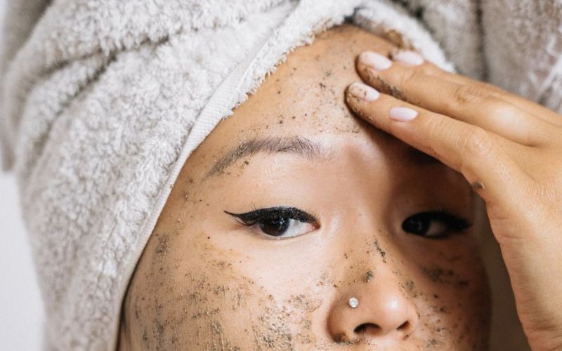 Thực hiện tẩy da chết bằng than hoạt tính
