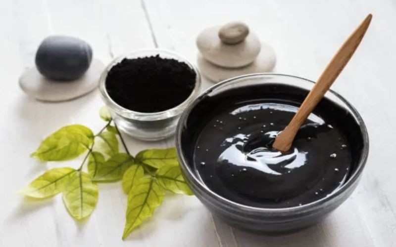 Thực hiện rửa mặt bằng than hoạt tính