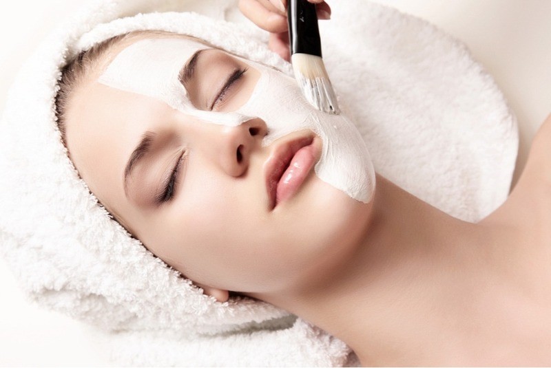 Phái đẹp có thể đắp mặt nạ để làm dịu những nốt mụn viêm sưng