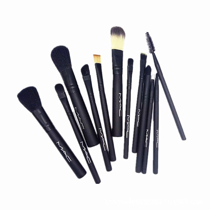 Bạn có thể tham khảo bộ cọ 12 cây từ MAC