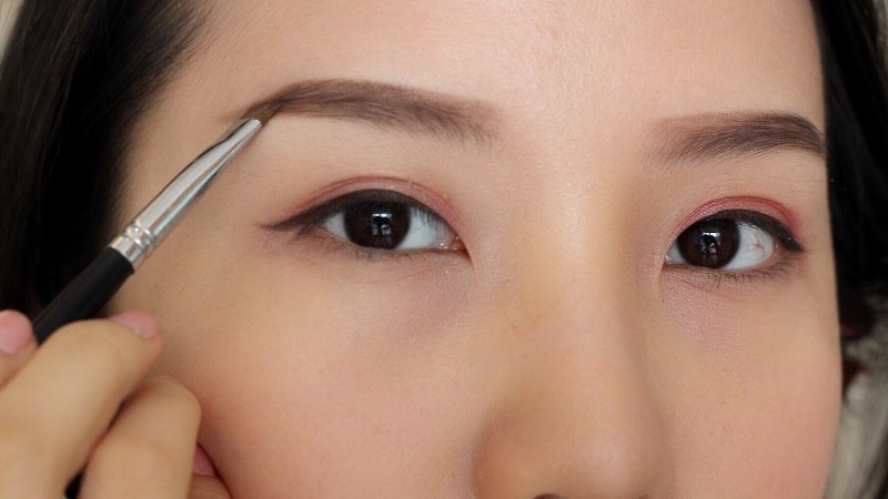 Cọ vẽ chân mày giúp chân mày được đều hơn