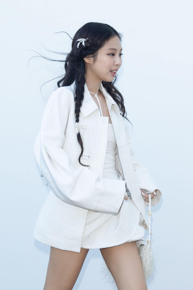 Jennie Đốt Mắt Netizen Với Sắc Vóc Gợi Cảm Ở Show Jacquemus