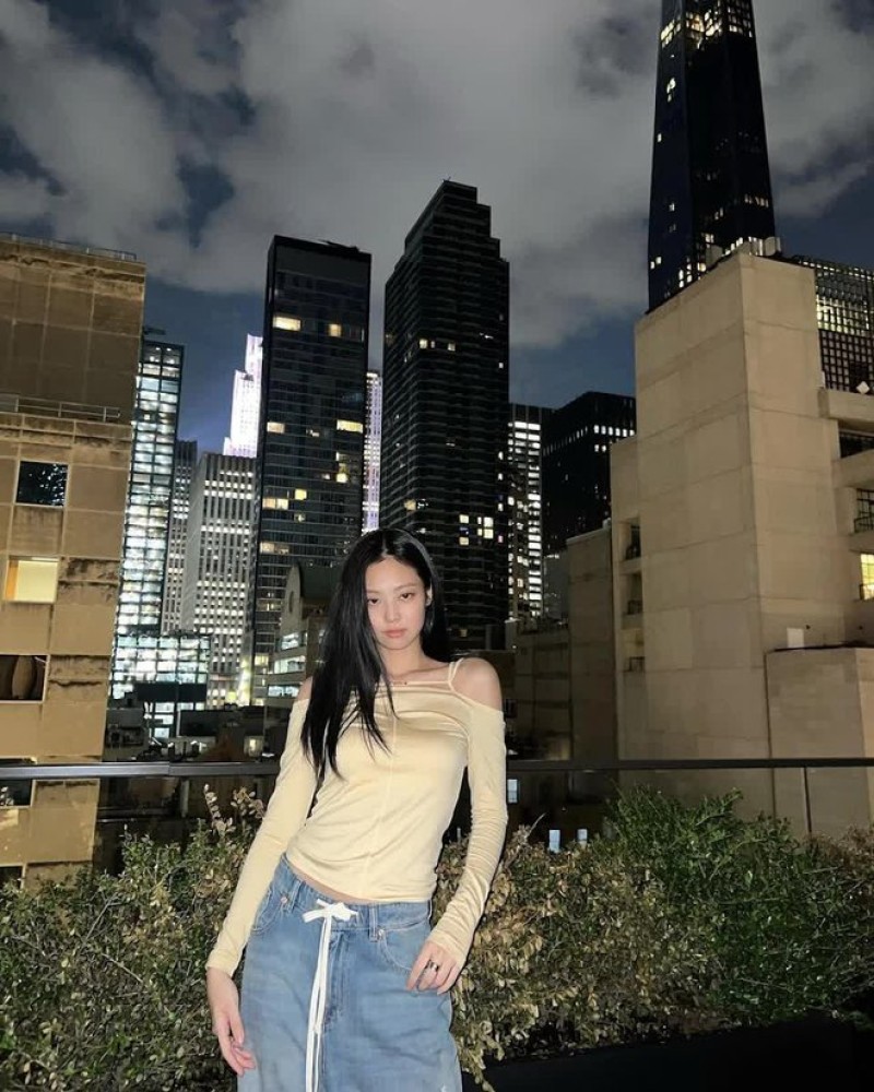 Jennie đốt mắt netizen với sắc vóc gợi cảm, khoe trọn bờ vai mắc áo trứ danh ở show Jacquemus - Ảnh 7.