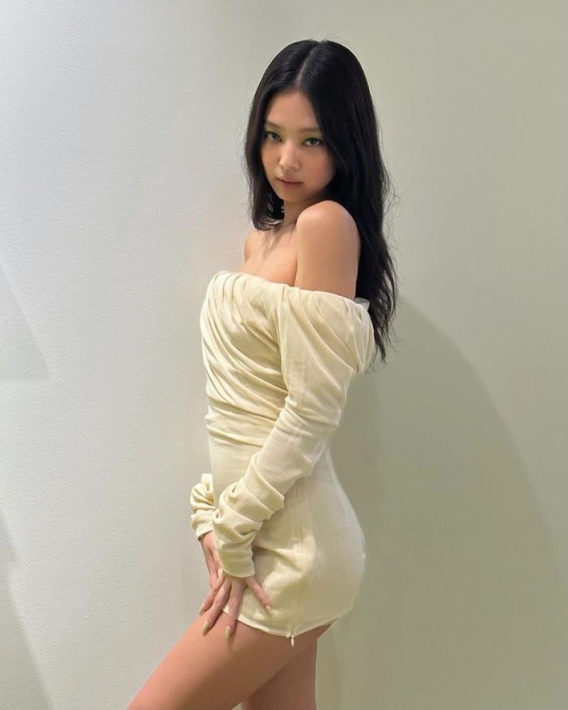 Jennie đốt mắt netizen với sắc vóc gợi cảm, khoe trọn bờ vai mắc áo trứ danh ở show Jacquemus - Ảnh 7.