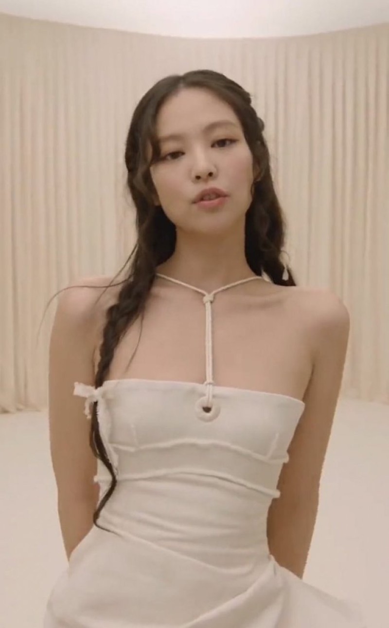 Jennie đốt mắt netizen với sắc vóc gợi cảm, khoe trọn bờ vai mắc áo trứ danh ở show Jacquemus - Ảnh 2.
