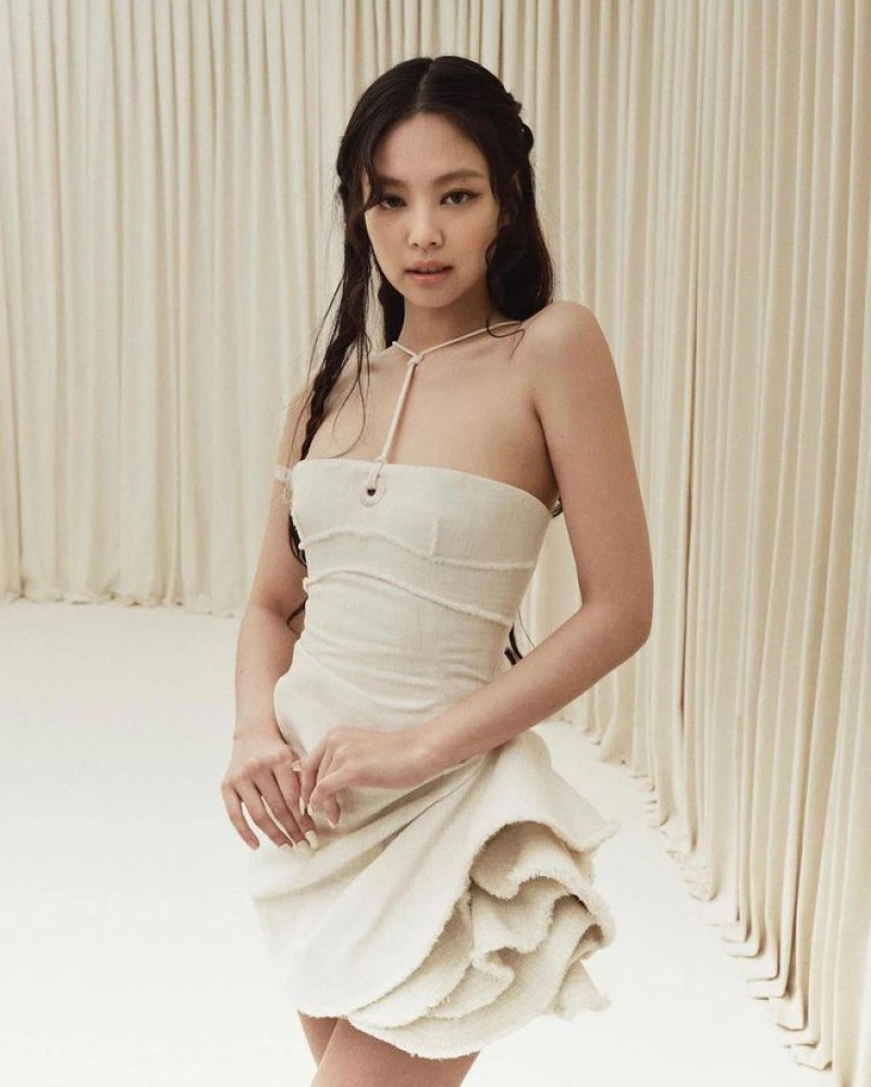 Jennie đốt mắt netizen với sắc vóc gợi cảm, khoe trọn bờ vai mắc áo trứ danh ở show Jacquemus - Ảnh 2.