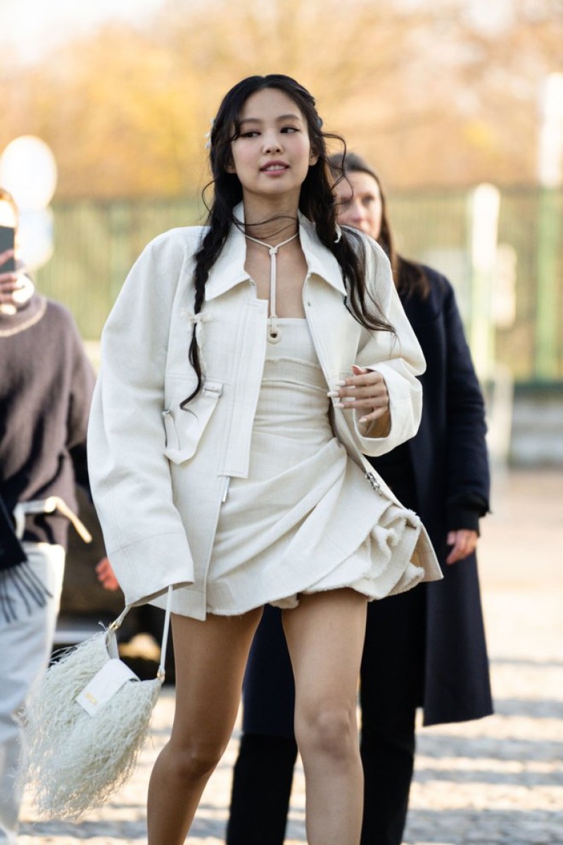 Jennie đốt mắt netizen với sắc vóc gợi cảm, khoe trọn bờ vai mắc áo trứ danh ở show Jacquemus - Ảnh 3.