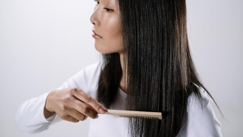 Chải tóc quá nhiều và mê chạm tay lên tóc