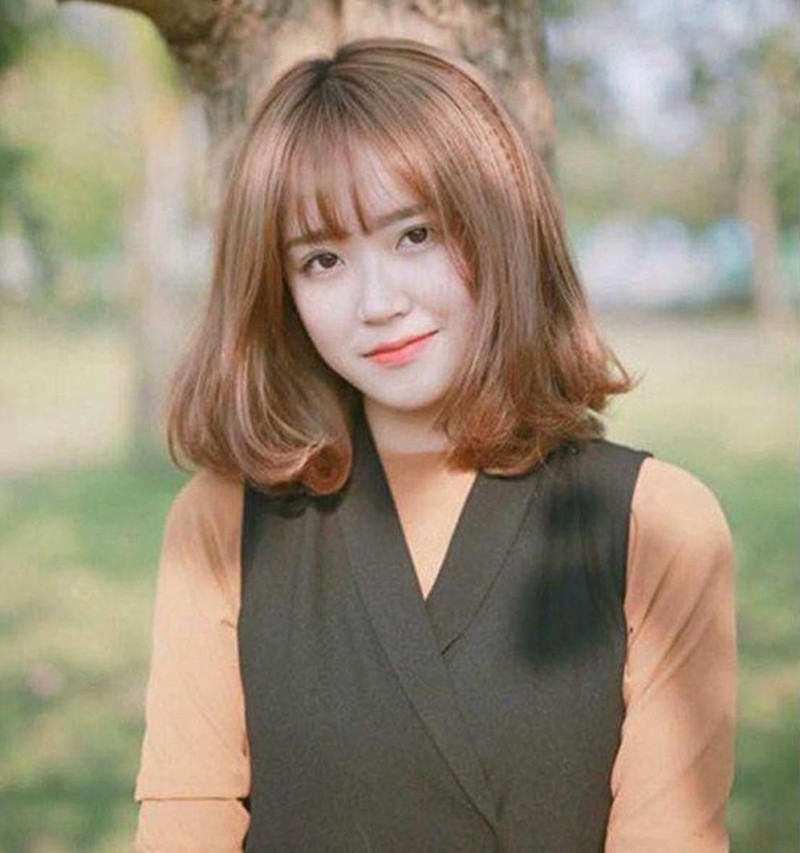 Kiểu tóc ngang vai uốn xoăn ngọn