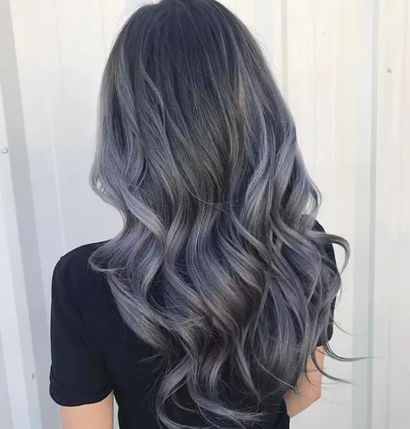 Nhuộm tóc giấu màu xám khói.