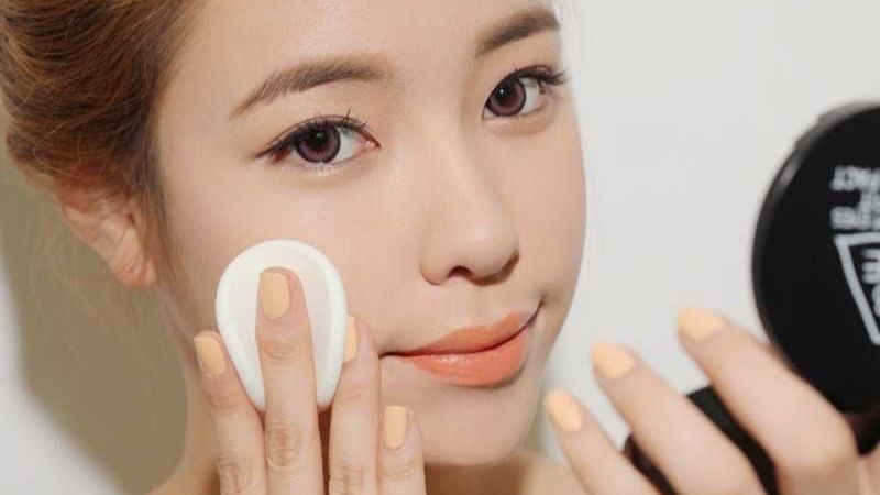 Đeo lens trước khi trang điểm