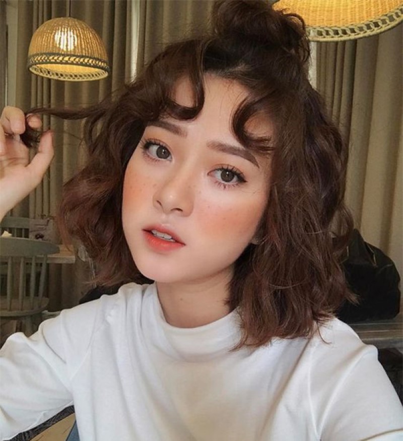 Mặt dài trán cao tóc mỏng nên để kiểu gì