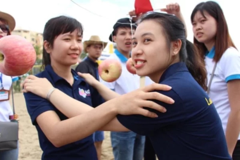 hình ảnh 2 người chơi chung môt đội cùng nhau chinh phục trò chơi