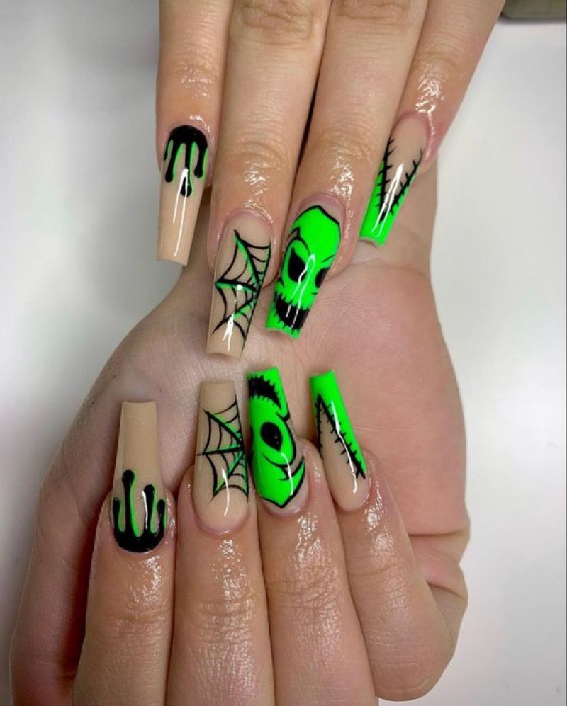mẫu nail mạng nhện két hợp với nhiều màu như đen, sữa