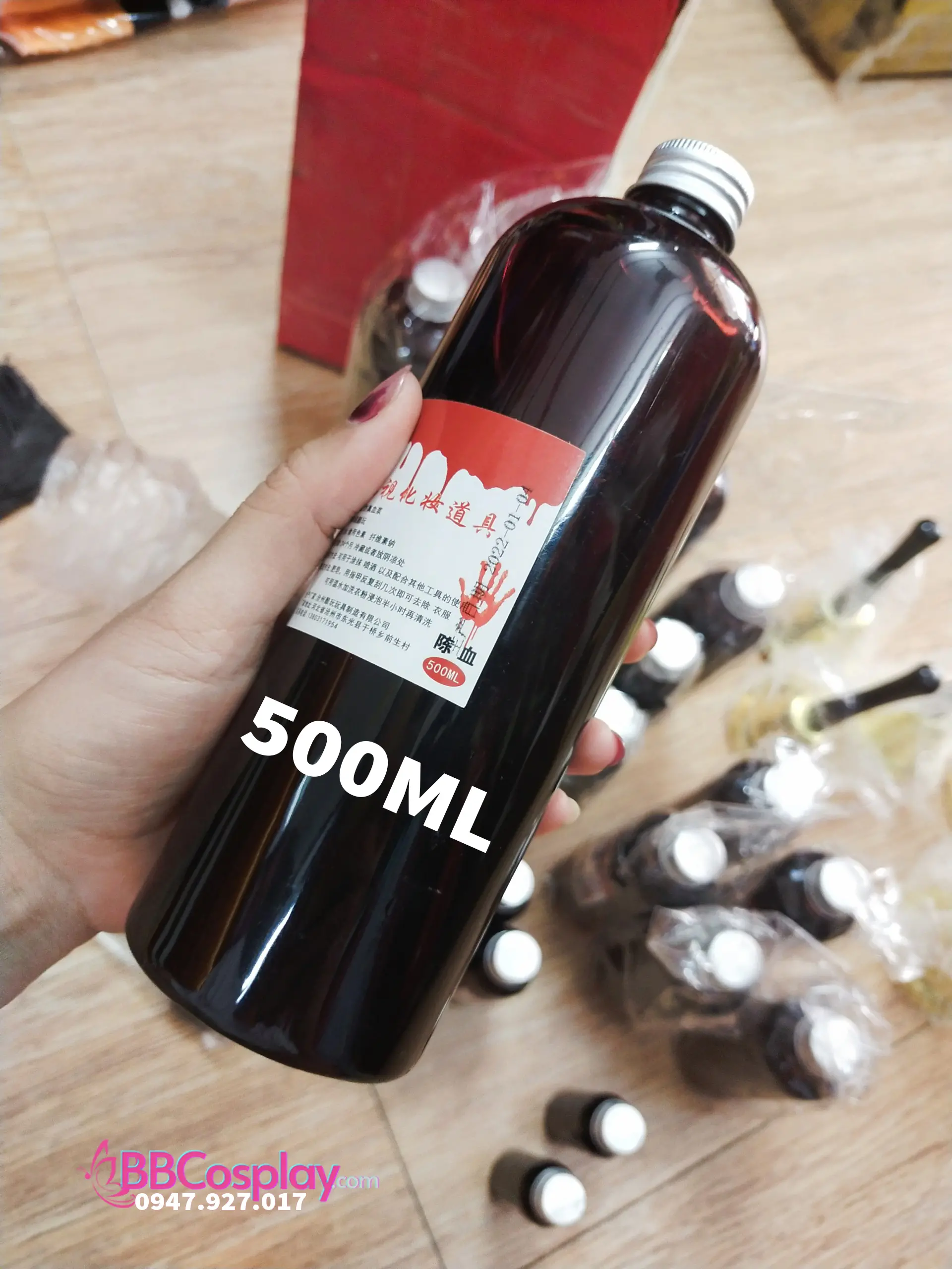 máu giả dạng lỏng được đựng trong chai dung tích 500ml