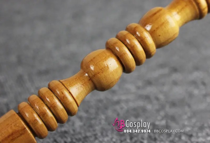 cán gậy phép(phất trần) được làm bằng gỗ chạm khắc các hoạ tiết cự đẹp