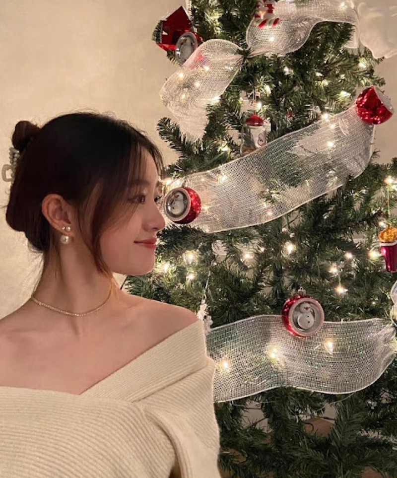 cách pose dáng đẹp bên cây thông noel