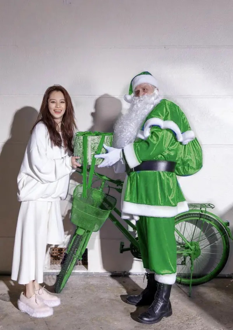 trang phục ong già noel màu xanh lá, màu chủi đạo của lễ giáng sinh