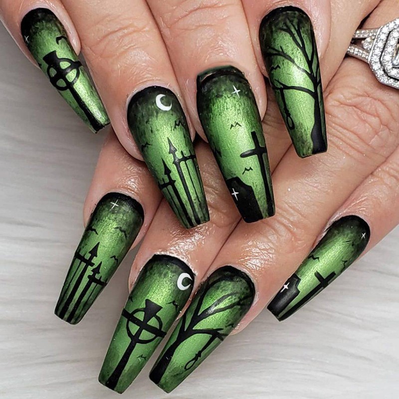 một mẫu nail trên nền xanh lá khá đáng sợ 
