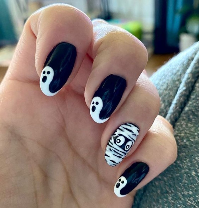 một mẫu nail vẽ xác ướp cho đêm halloween