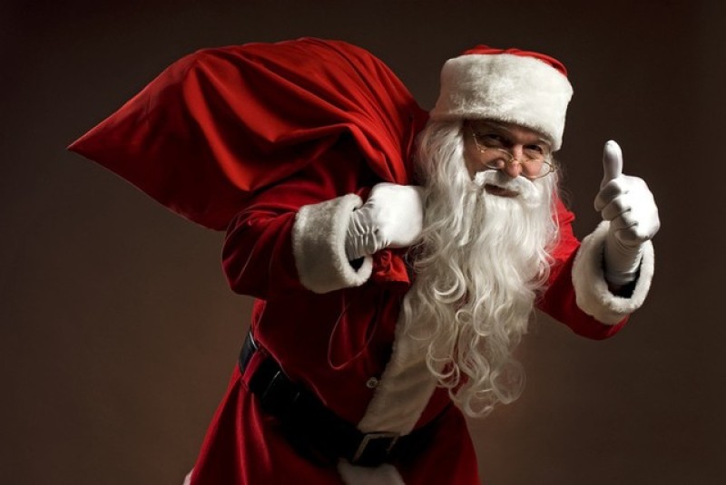 ông già noel chuẩn bị đi phát quà cho trẻ em