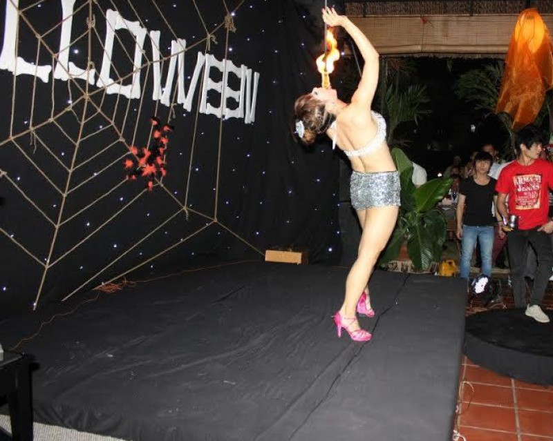 vui halloween bằng những màn múa lửa đặc sắc tại khu du lịch văn thánh