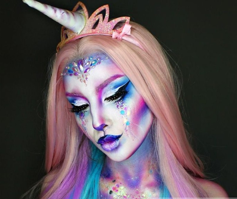 trang điểm theo phong cách đầy màu sắc nhưng vẫn nổi bật trong đêm halloween