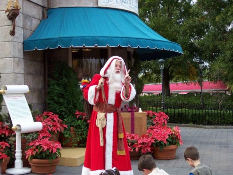 ông già noel tại pháp chỉ mặc áo choàng đỏ dài
