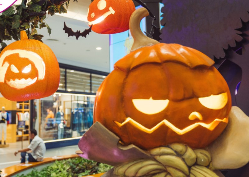 hình ảnh những quả bí ngô được trang trí khắp nơi tại Eon Mall