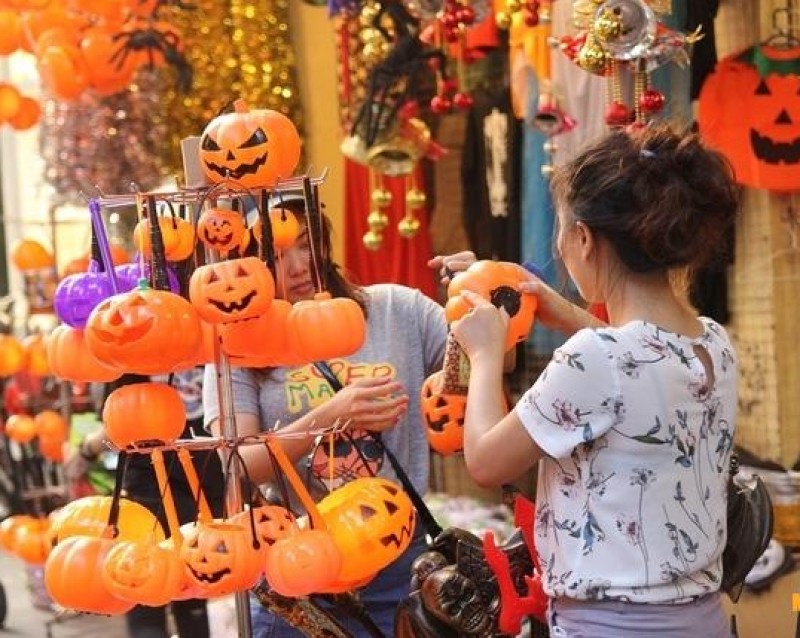 nơi đây có vô vàn những phụ kiện phục vụ hoá trang cho các bạn thoả sức lựa chọn