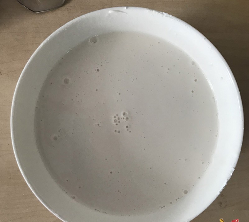Pha bột đổ bánh xèo