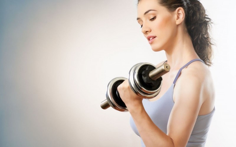 Nâng tạ thường xuyên giúp tăng cường bó cơ ở vùng cánh tay