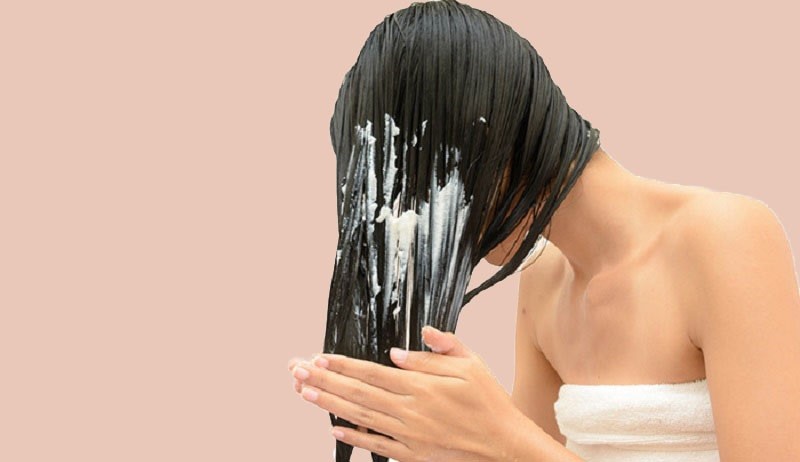 Nên ủ tóc trước hay sau khi gội đầu 